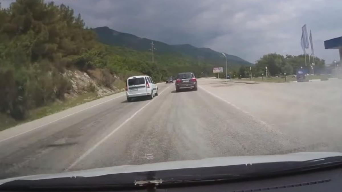 ce se intampla cu soferul daciei logan este socant se comporta de parca ar fi fost singur pe sosea