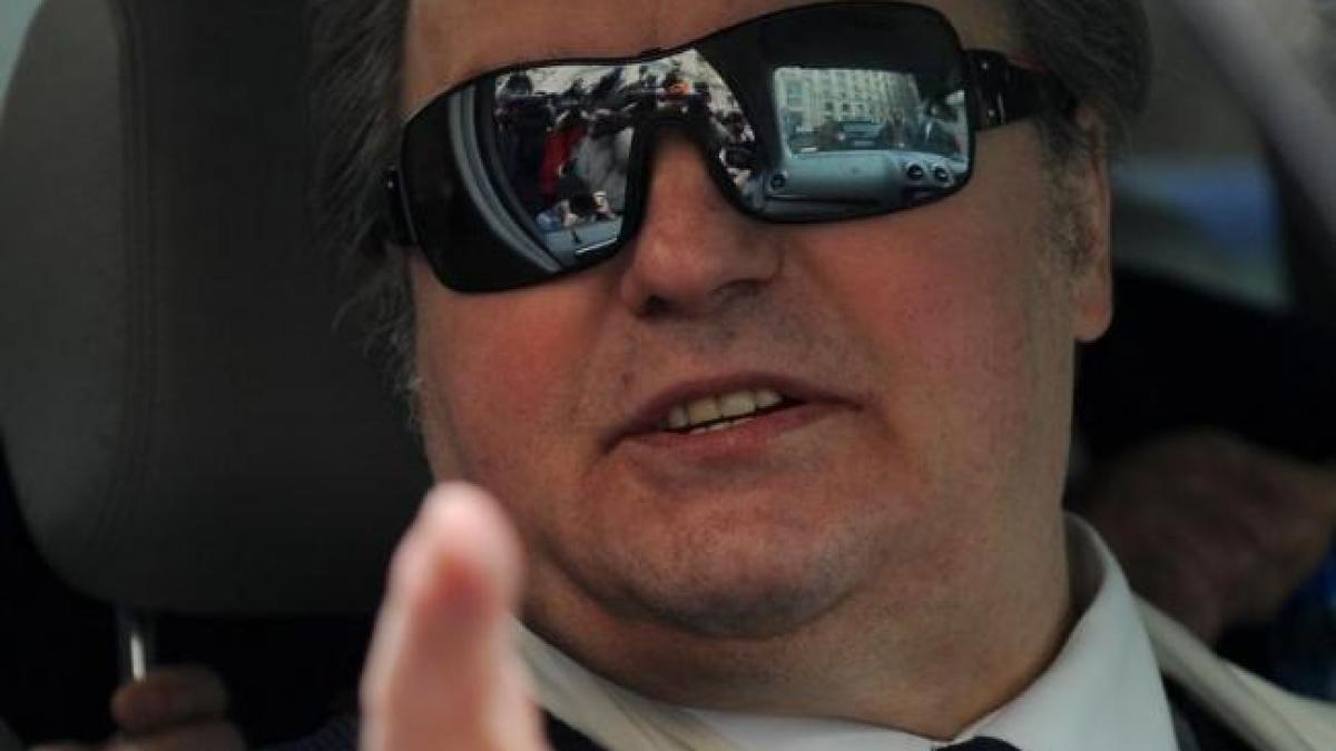 corneliu vadim tudor atac dezlantuit la gigi becali trebuie alungat cu suturi in fund