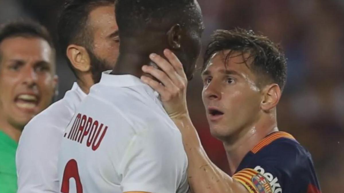 lionel messi a strans de gat un adversar