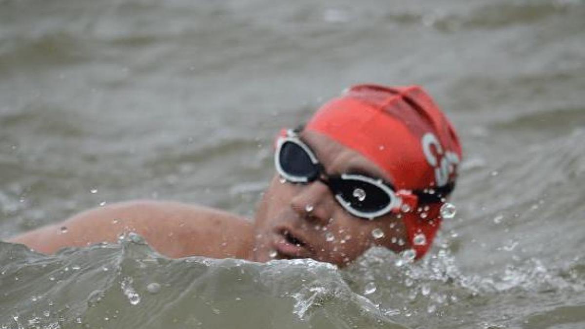 avram iancu primul roman care vrea sa traverseze canalul manecii doar in slip