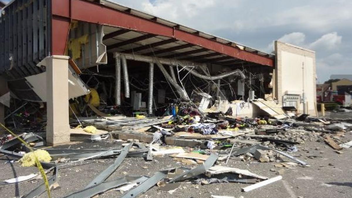 foto cinci raniti dupa ce o tornada a lovit un centru comercial in sua