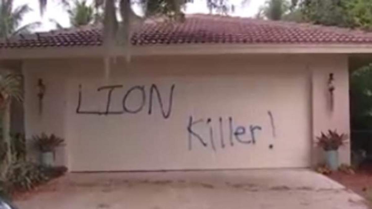 justitie sociala casa doctorului criminal de lei a fost vandalizata