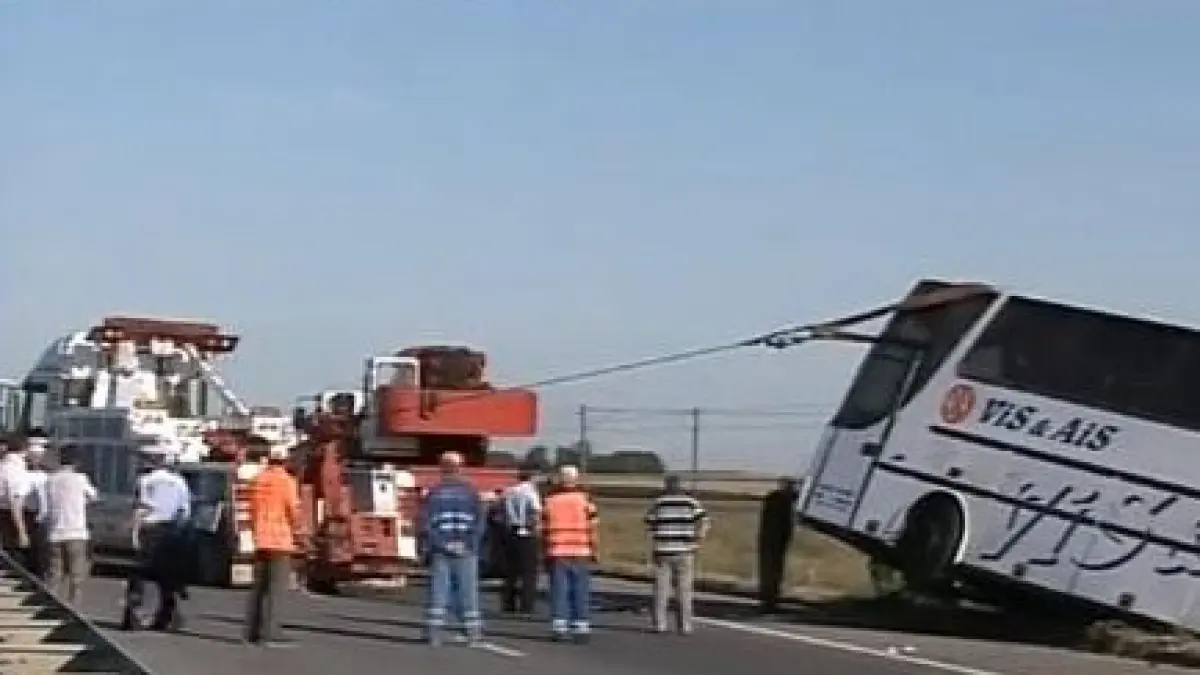 un autocar cu 53 de persoane s a rasturnat pe a2 un copil si o femeie au murit