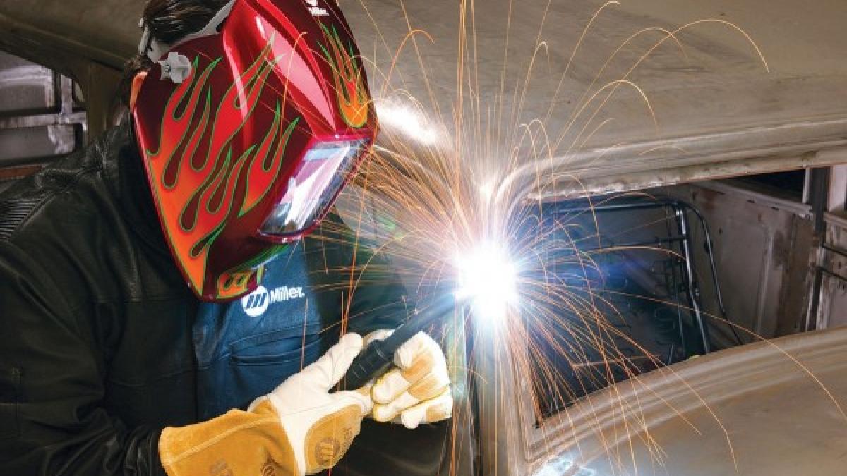 un mort si trei raniti in urma unei explozii la un atelier de sudura din buzau