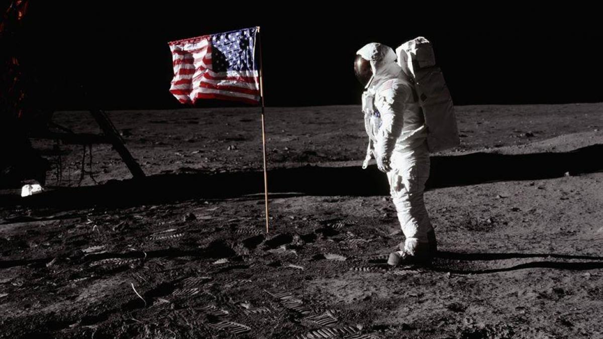 primul pas al omului pe luna relatari si impresii romanesti