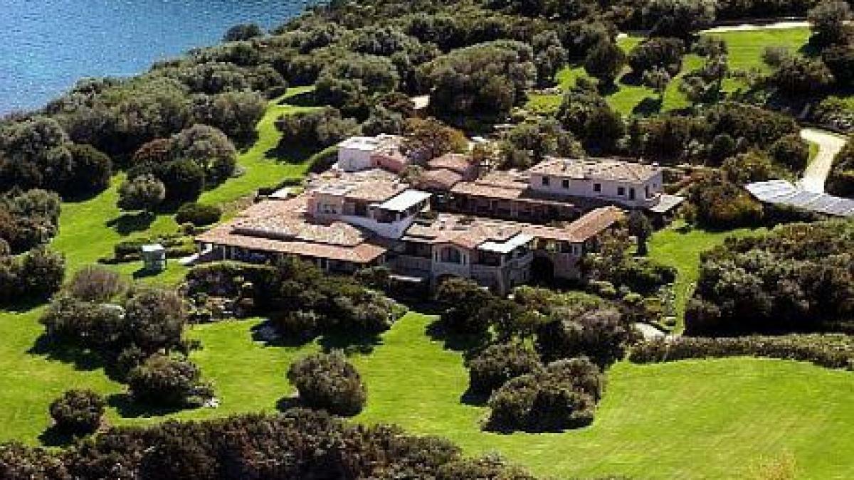 silvio berlusconi isi vine cuibusorul din sardinia unui print suma este fabuloasa