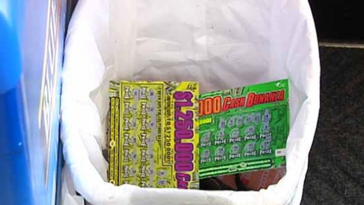 a aruncat la gunoi doua bilete de loterie dar si a regretat gestul cati bani castigase barbatul