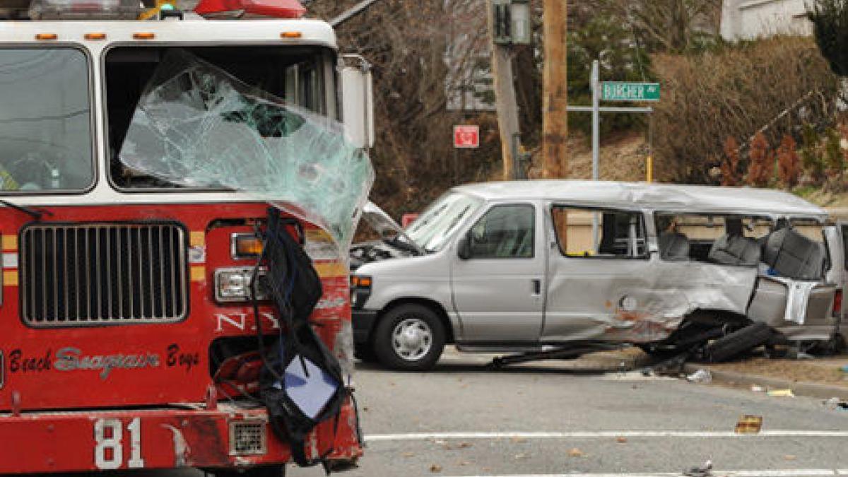 accident cu 12 raniti dupa o coliziune dintre un camion de pompieri si o ambulanta