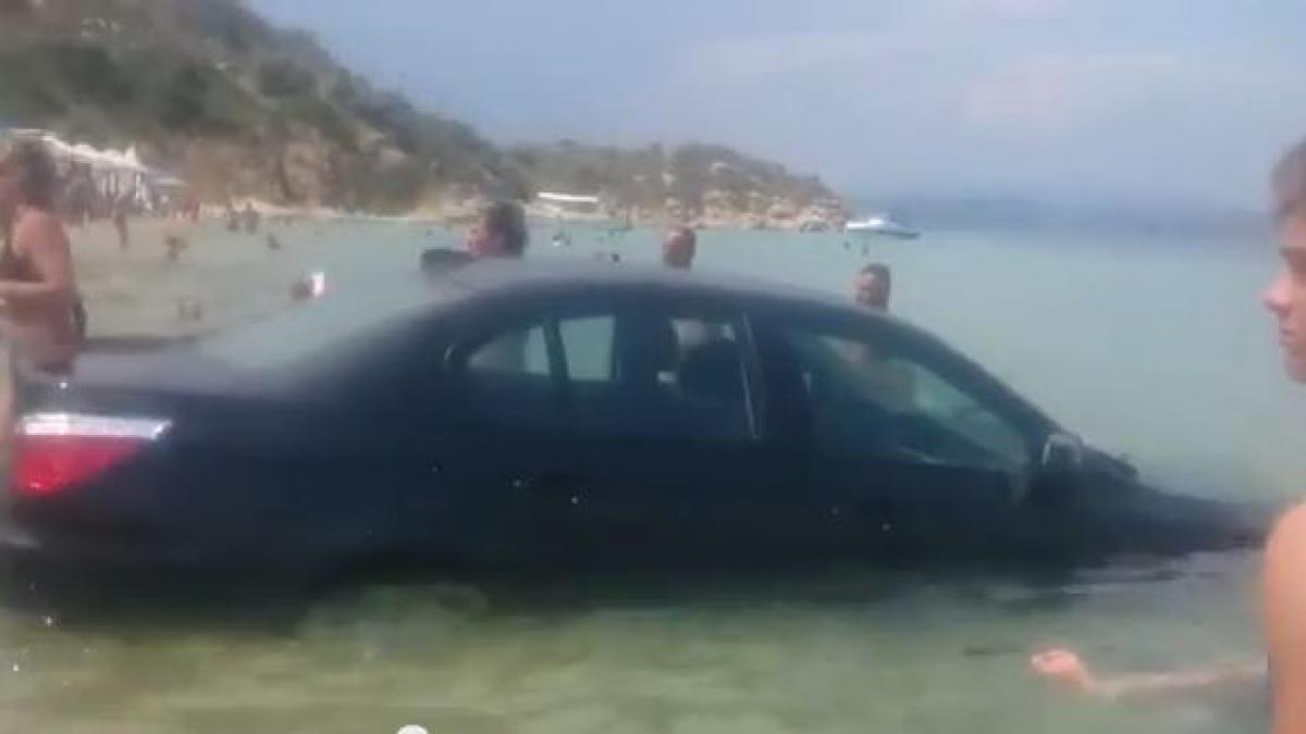 cu toata viteza cu masina in mare o soferita din bihor s a facut de ras pe o plaja din grecia