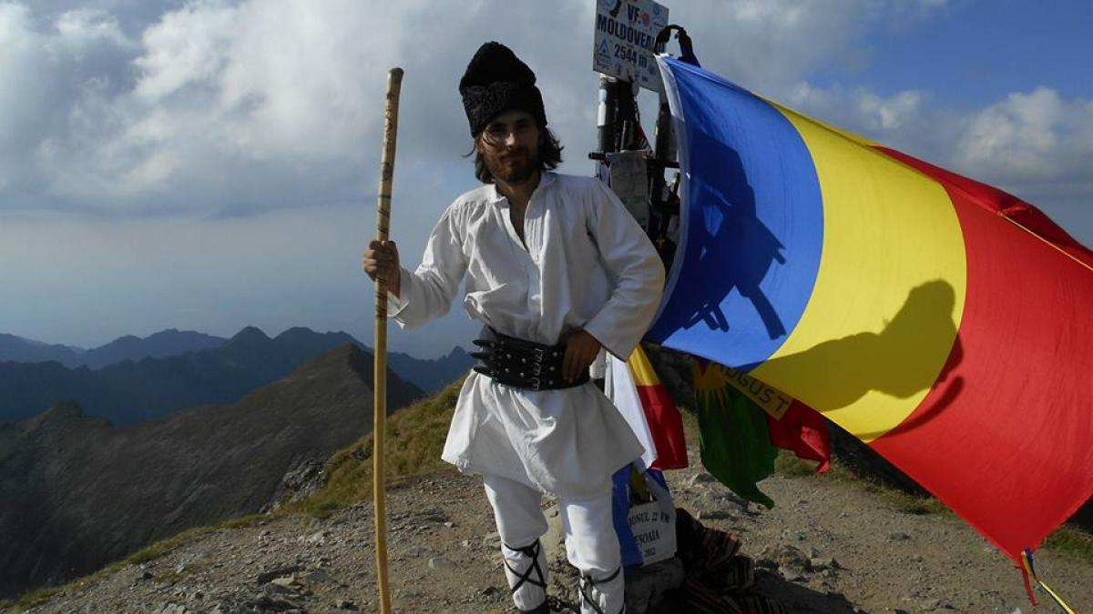 inedit in opinci pe cel mai inalt varf al romaniei