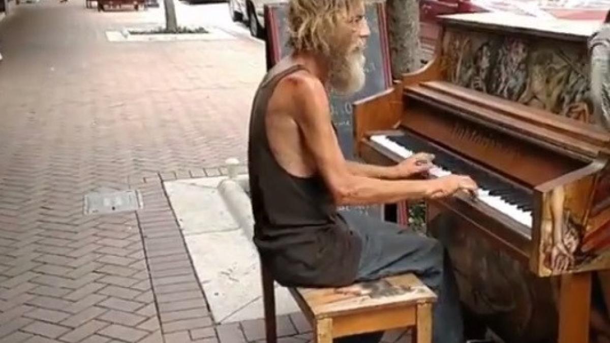 s a asezat la un pian nimeni nu si a imaginat ce se va intampla