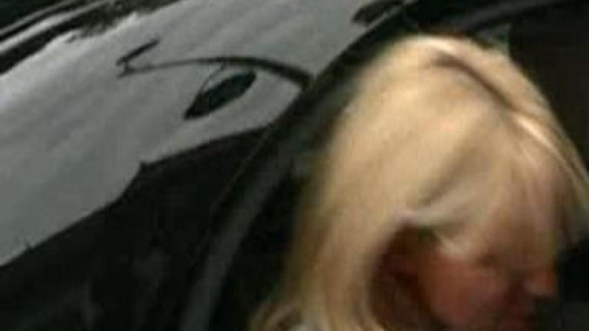 elena udrea s a lovit la iesirea de la politie fix cand era intrebata de eba