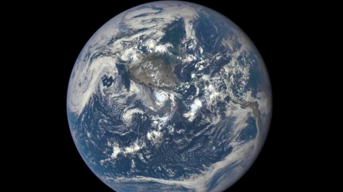 foto cum se vede luna trecand prin fata terrei de la 1 milion de kilometri distanta