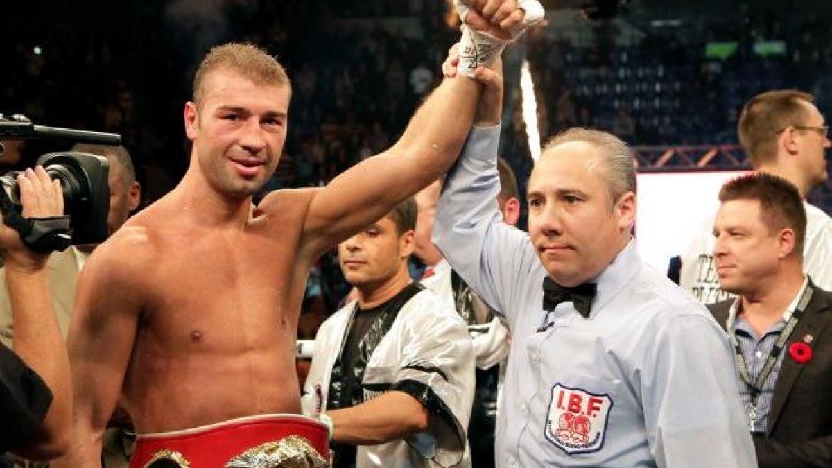 lucian bute a trecut cantarul oficial inaintea meciului cu andrea di luisa