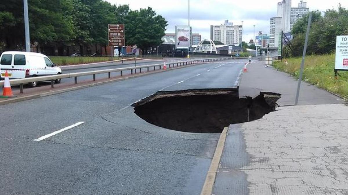 se intampla si la case mai mari o autostrada din manchester s a surpat