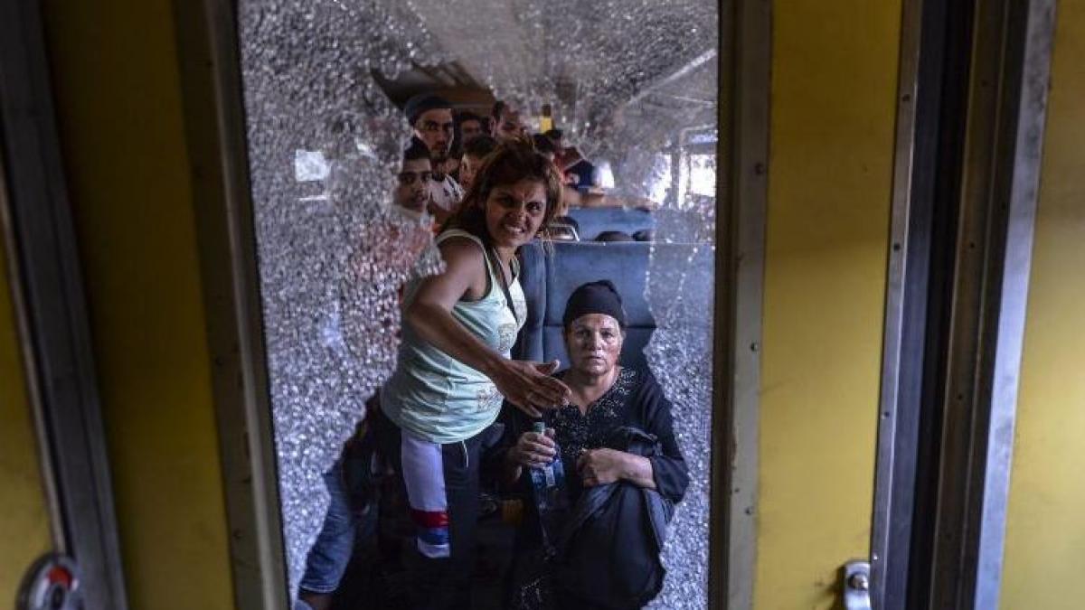 violente intr o gara din macedonia sute de imigranti s au folosit de bate si cutite pentru a se