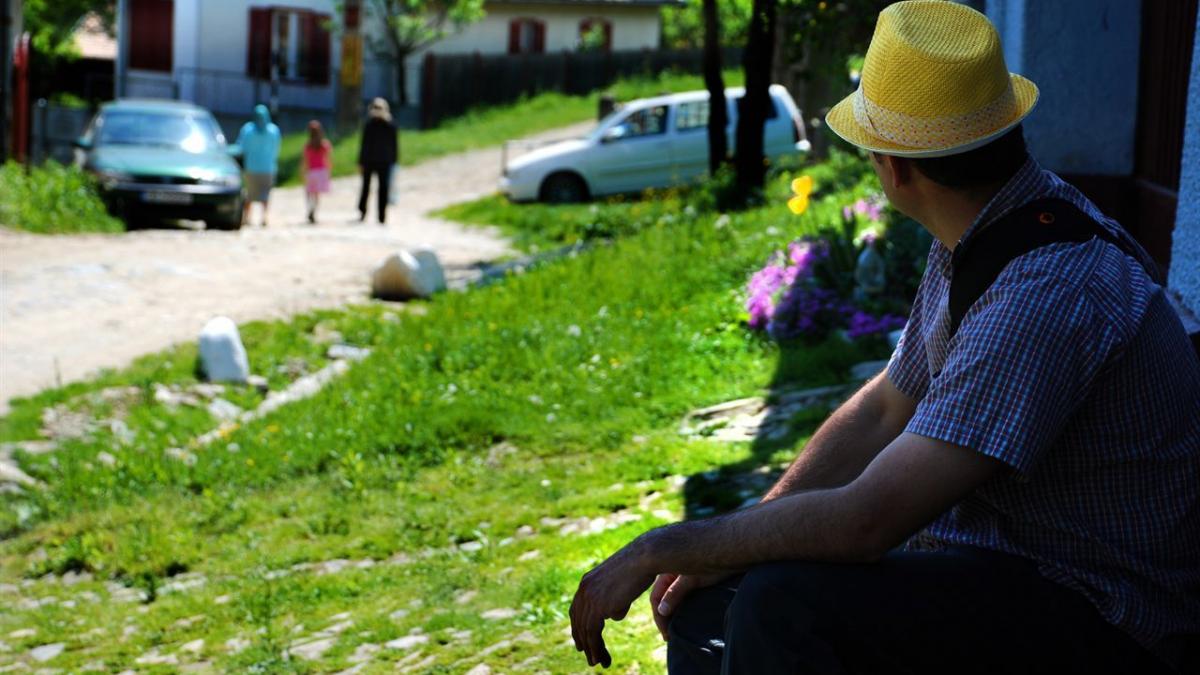 cum a fost surprins un cuplu de batrani pe ulita intr un sat din moldova cineva i a filmat chiar