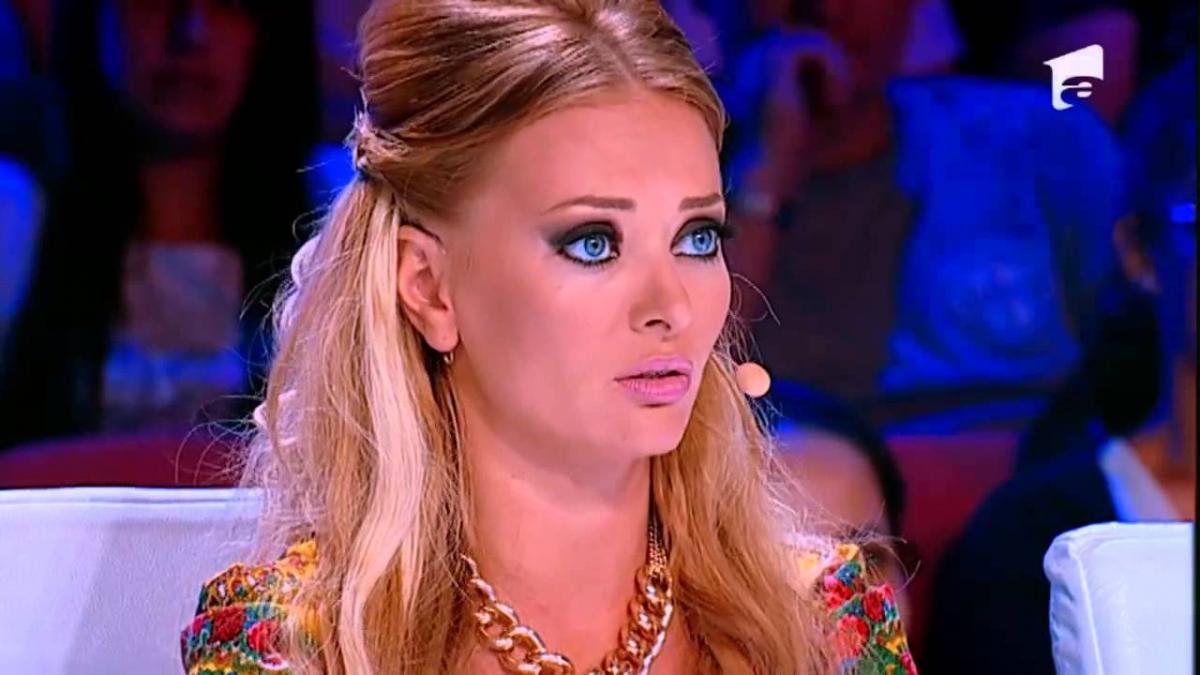 delia schimbare spectaculoasa de look si a vopsit parul verde si si a facut rasta foto