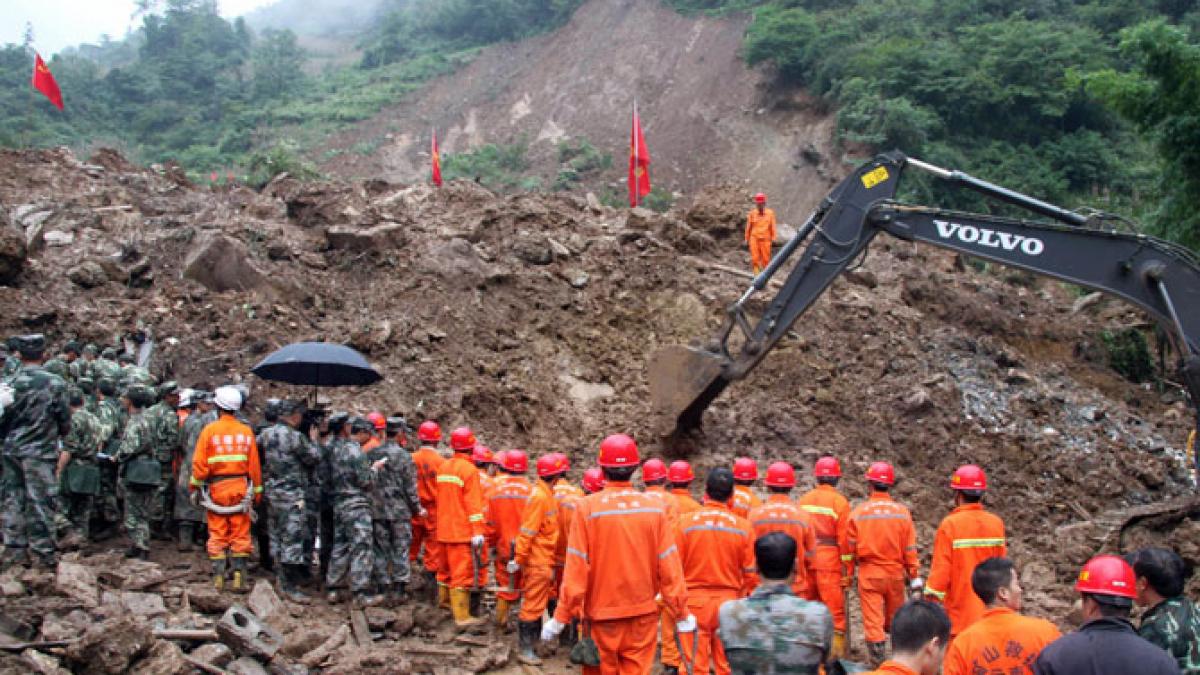 cel putin 7 morti si 57 de disparuti in urma unei alunecari de teren