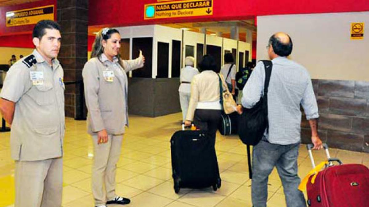 cubanezii se inghesuie sa calatoreasca in afara tarii