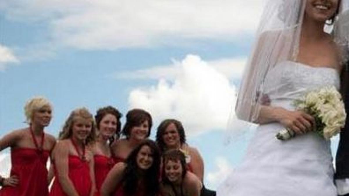 asta este cea mai ciudata fotografie de nunta ce o fi fost in capul lor