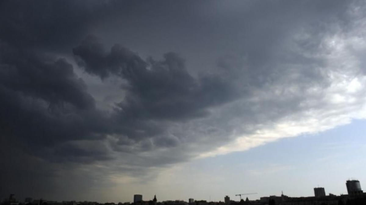 atentionare de ploi si vijelii pana maine la ora 23 00