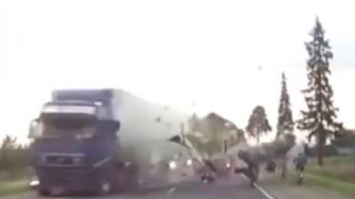 imagini dramatice cu doi biciclisti aflati pe sosea in momentul ciocnirii unor tiruri