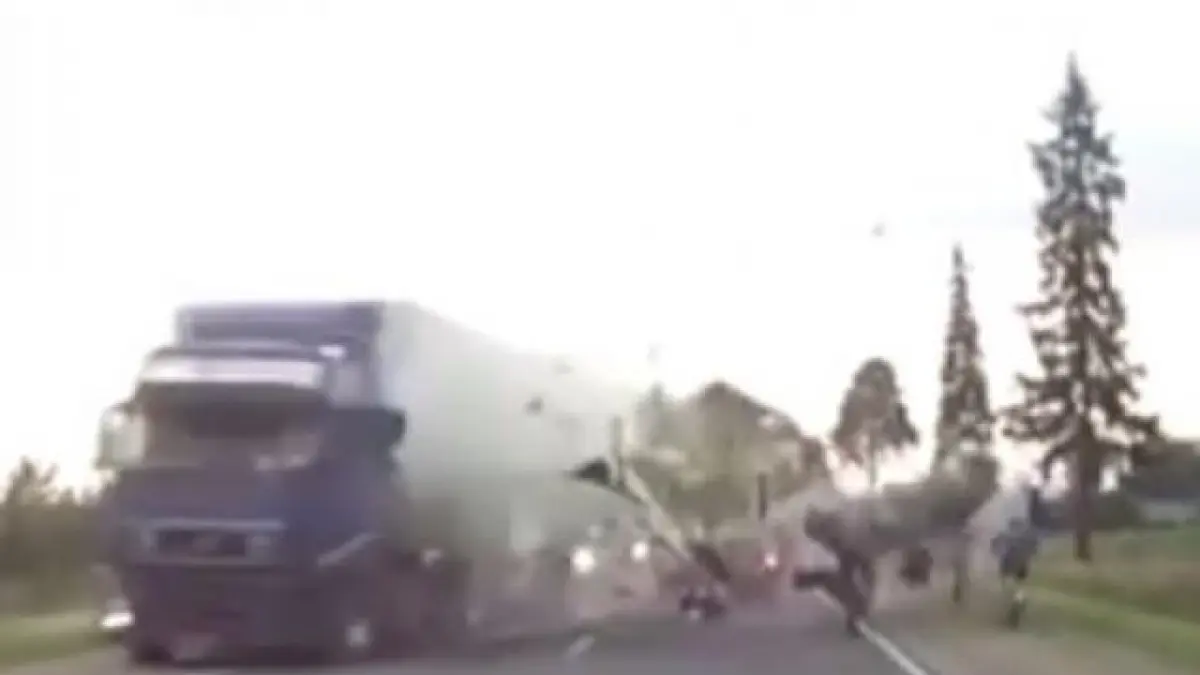 imagini dramatice cu doi biciclisti aflati pe sosea in momentul ciocnirii unor tiruri