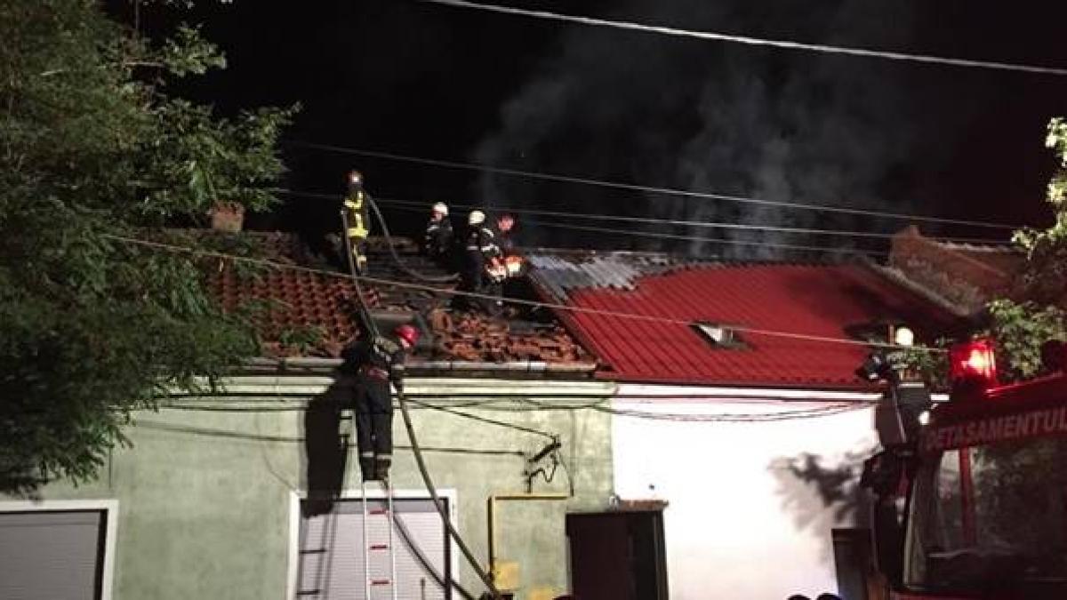 incendiu puternic in timisoara o casa a fost lovita de fulgere
