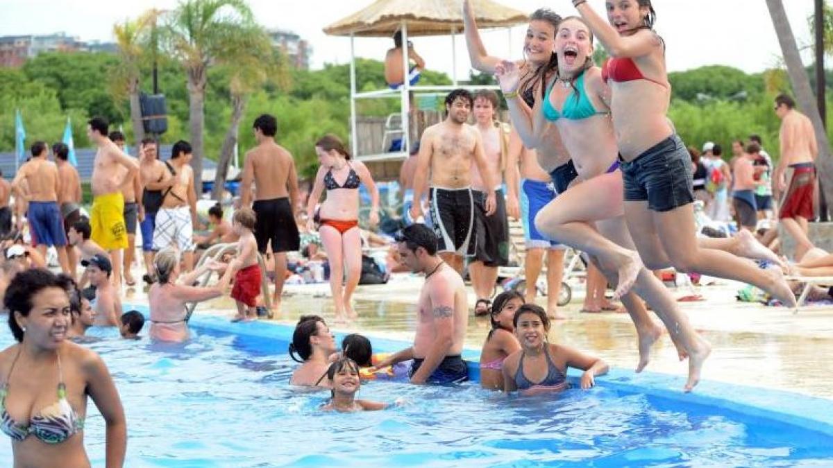 scandal monstru la o piscina exclusivista cum au vrut sa faca plaja doua tinere de origine marocana