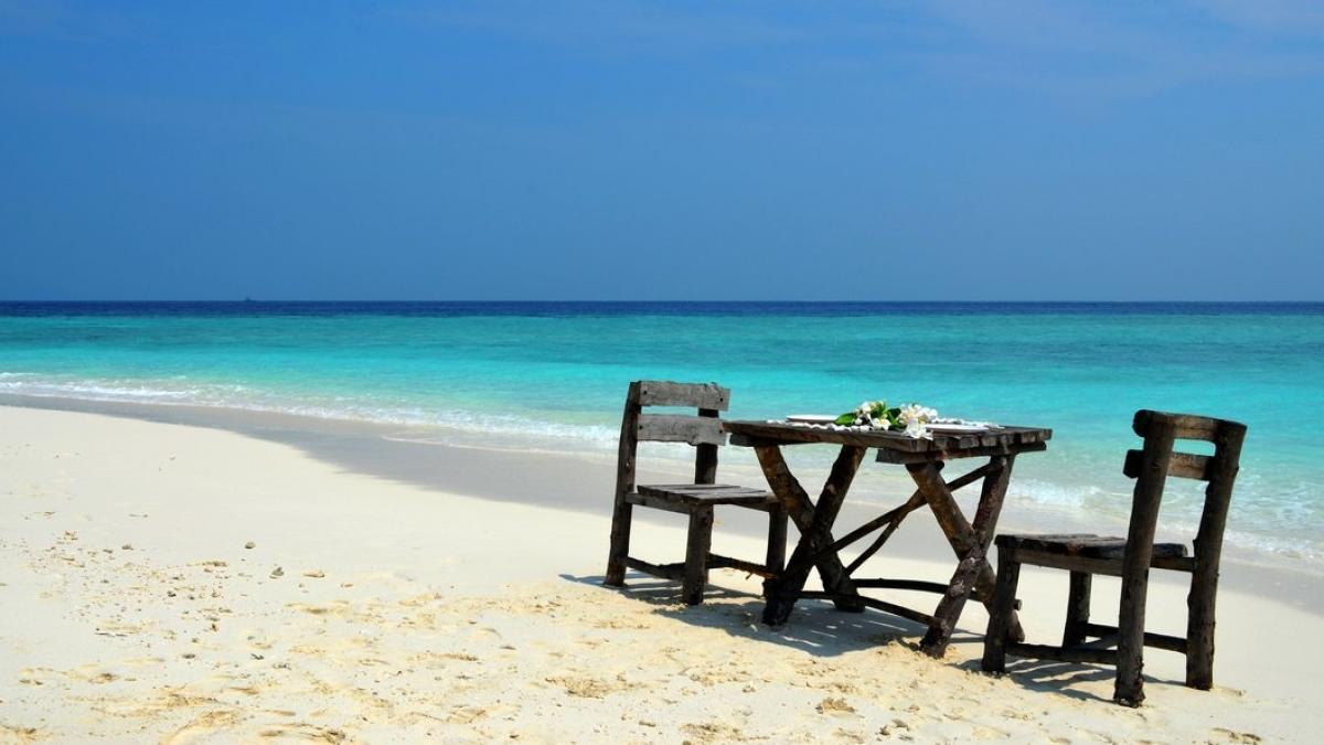 doi romani si au deschis o pensiune in maldive povestea unui vis indeplinit