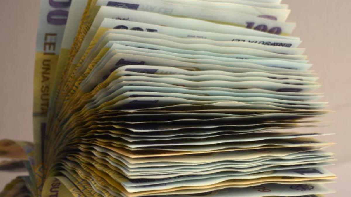 dupa profesori si politisti functionarii publici cer si ei salarii mai mari