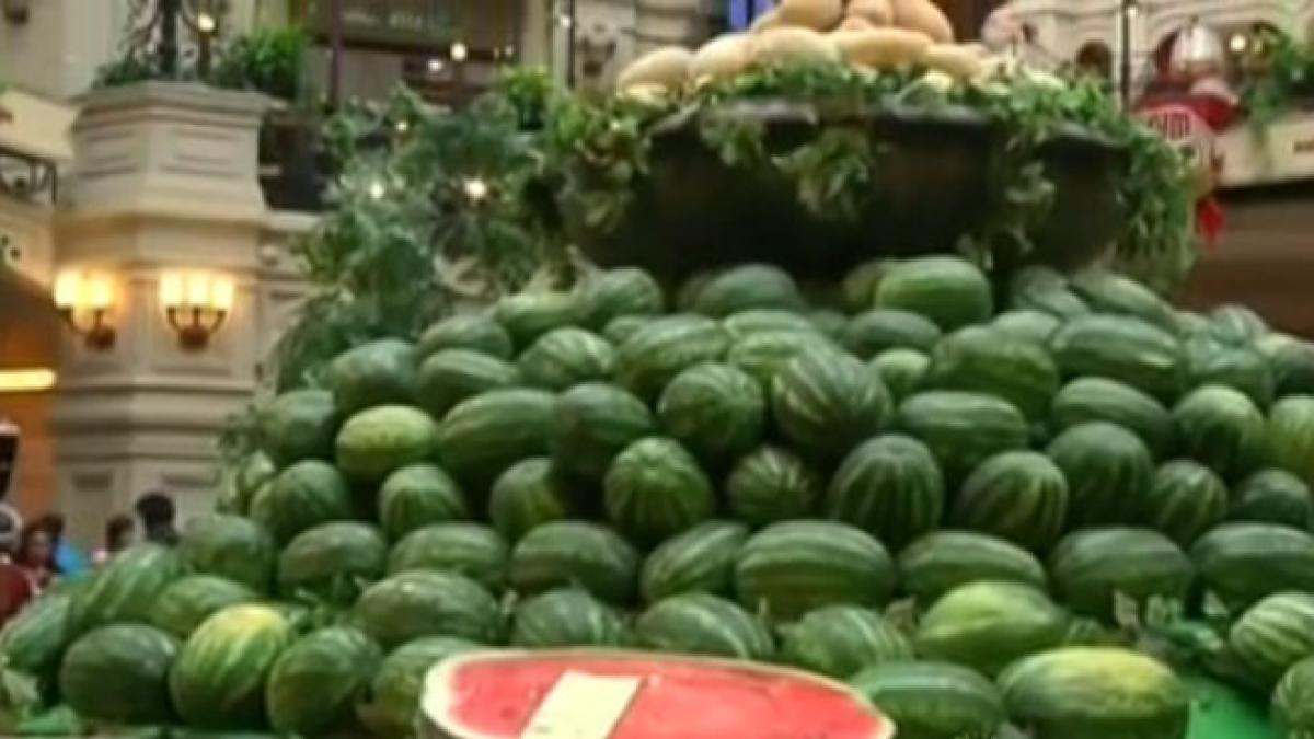 o fantana din istorica piata rosie din moscova a fost acoperita complet cu