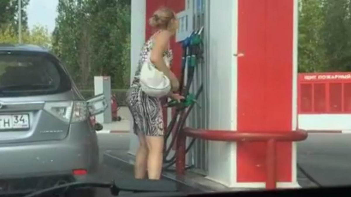 cum incearca doua femei sa puna benzina video