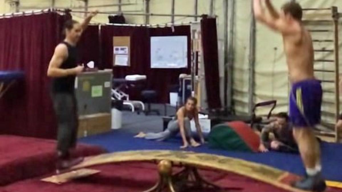 incredibil ce pot face doi barbati pe un balansoar nu incercati asta acasa sau in parc