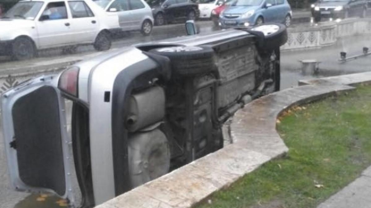 masina rasturnata intr o fantana arteziana de pe bulevardul unirii