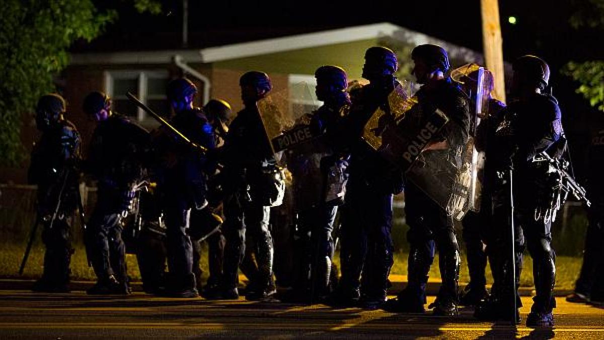 proteste violente dupa ce un tanar a fost impuscat mortal de politie