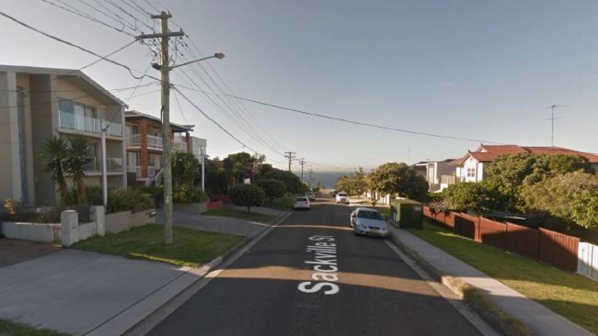 s a trezit in mijlocul noptii si s a uitat langa ea in pat cine dormea alaturi de femeie politia a