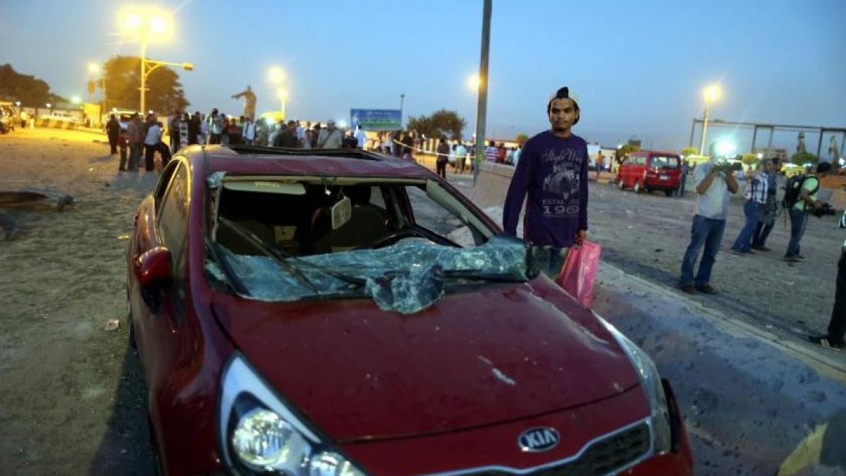 sase politisti raniti intr un atentat cu masina capcana la cairo