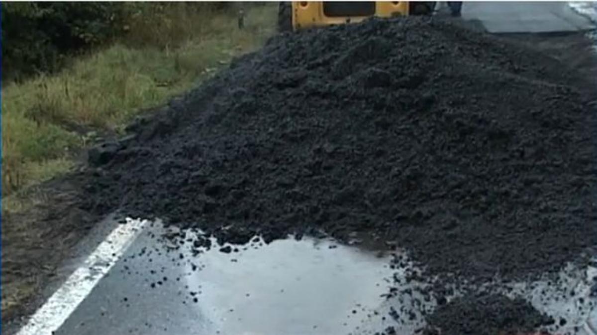 dupa accident drumarii astupa groapa chiar si pe ploaie