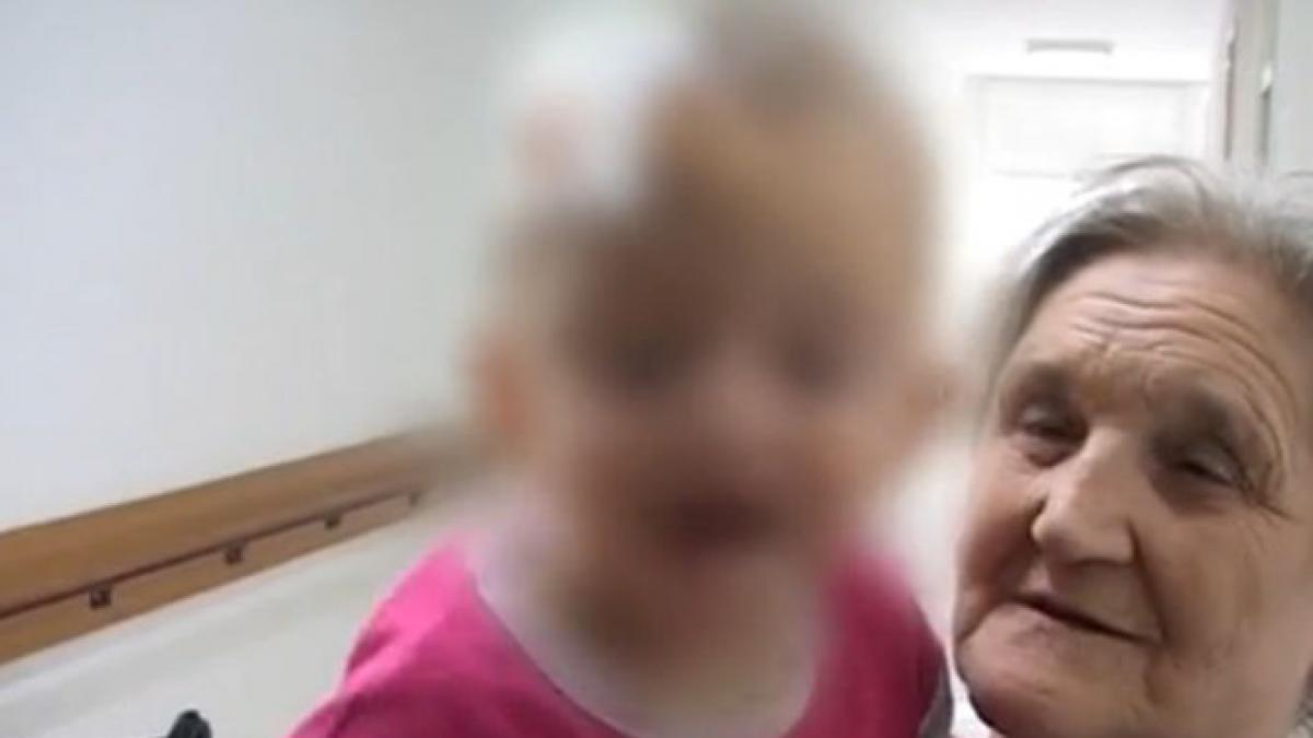 un copil din alba abandonat de parinti a cazut de la etaj