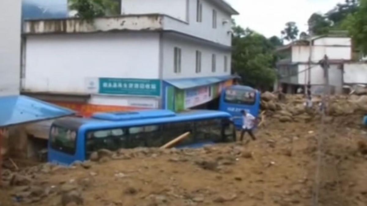 imagini incredibile localitate intreaga inghitita de o alunecare de pamant