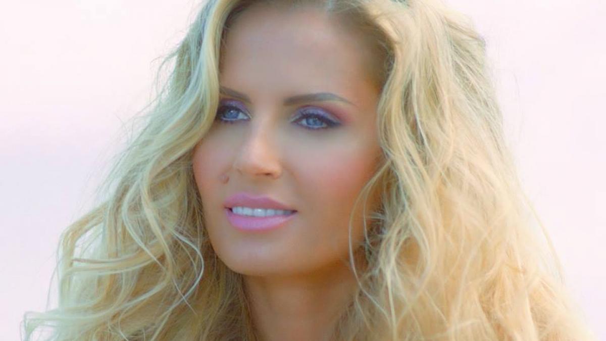 andreea banica fotografia care ar trebui stearsa de facebook e prea provocatoare