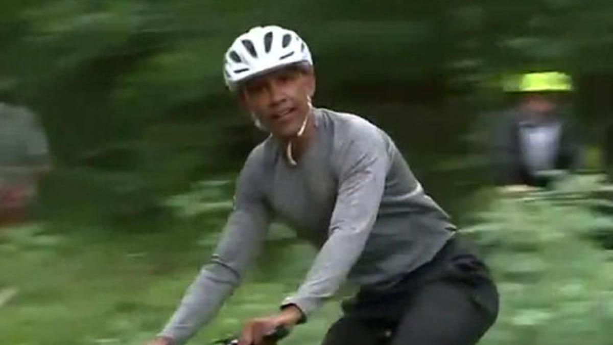 barack obama si a scos familia la plimbare cu bicicletele