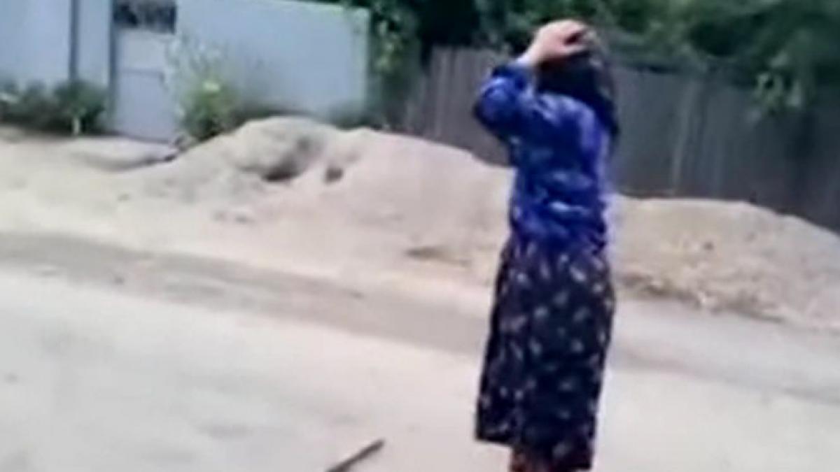 doua batrane s au batut ca interlopii cu batele