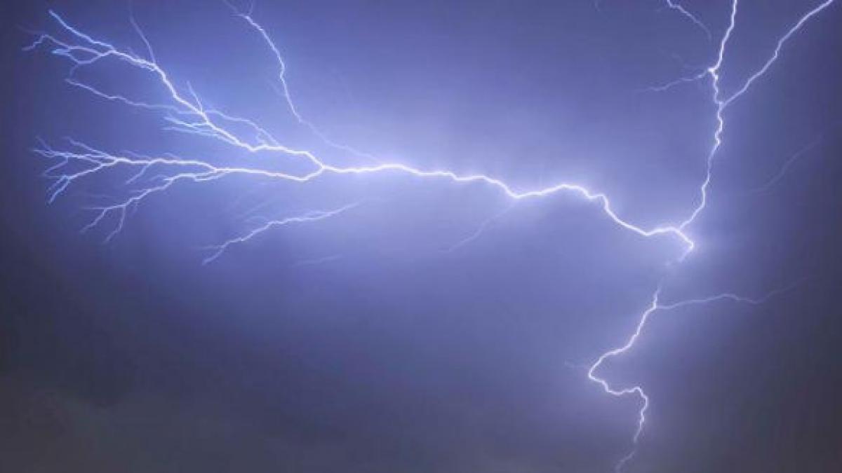 fenomen misterios pe un lac din venezuela ce se intampla cand norii dezlantuie furtuna