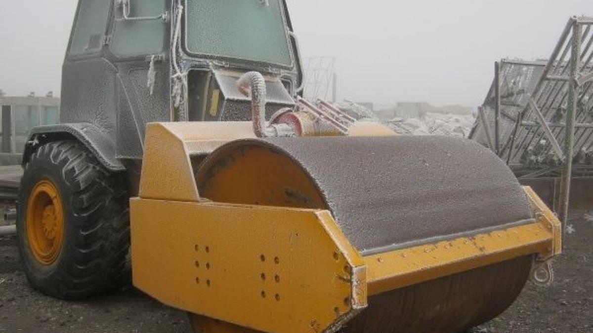 un barbat care lucra la reabilitarea unui drum a murit dupa ce un utilaj s a rasturnat peste el