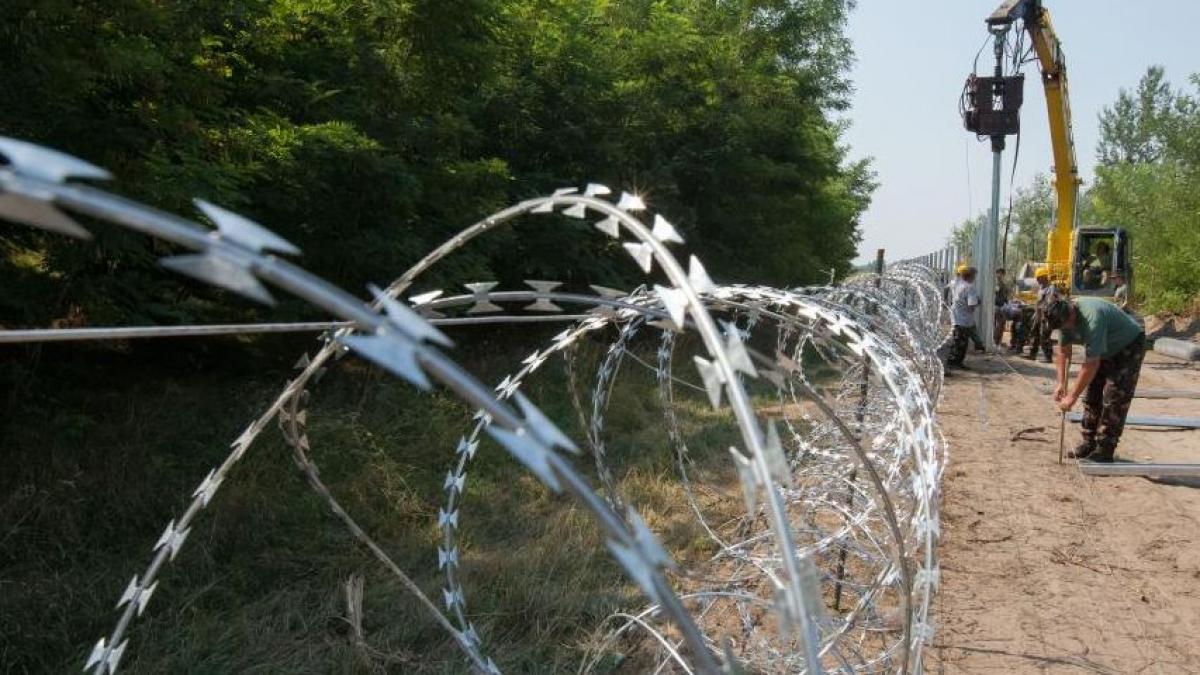 gardul ridicat de ungaria la granita cu serbia inutil imigrantii au taiat sarma ghimpata