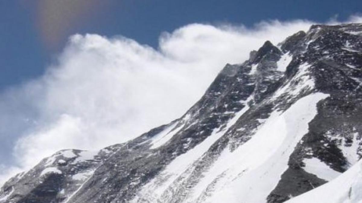 nepalul a redeschis everestul pentru alpinisti