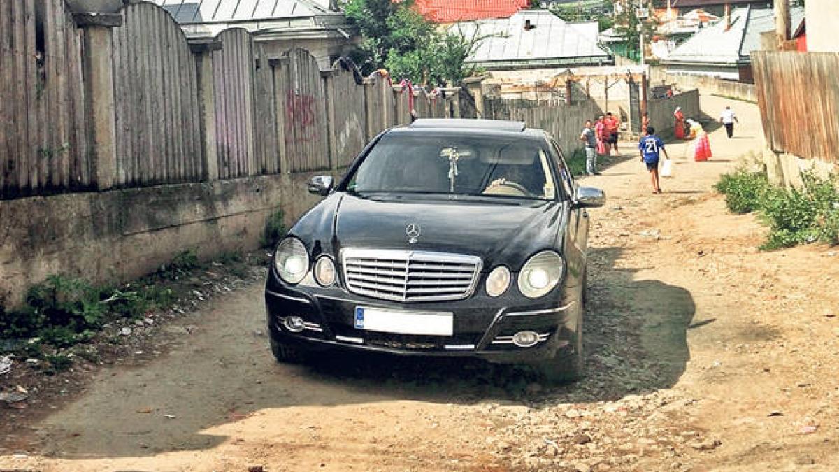 scandal intr o comunitate de romi din iasi oamenii sunt suparati pe primar ca nu asfalteaza